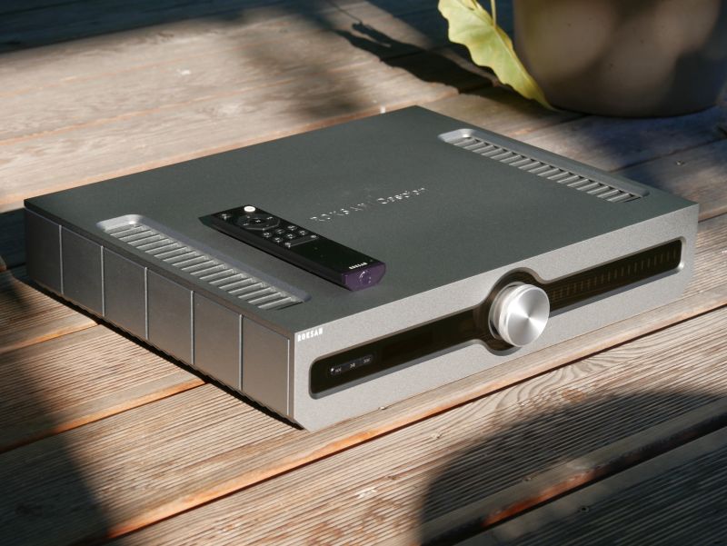 Roksan Caspian 4G Streaming von schraeg vorne mit Fernbedienung